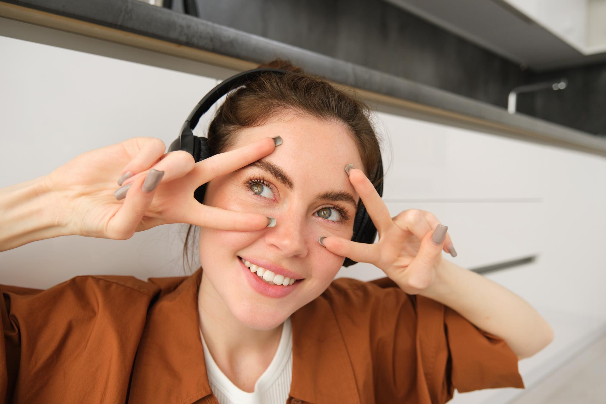 Persona practicando ejercicios de relajación visual frente a una ventana con luz natural